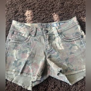 Miss Me cargo light floral shorts - size 27